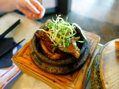 Braised pork cartilage and white radish in stone pot (軟骨大根)