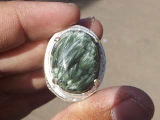 gambar batu topaz hijau}