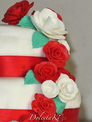 torta nuziale rose rosse e bianche