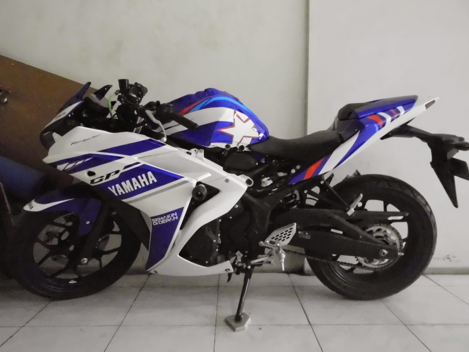 LeMuel Modifikasi Striping Yamaha R25 Dengan Thema Blue FIAT