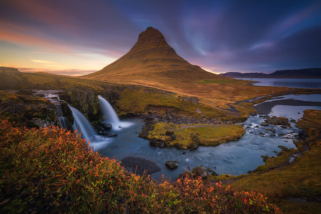 Nằm ở thị trấn Grundarfjordur thuộc bán đảo Snaefellsnes của Iceland, Kirkjufell là ngọn núi ấn tượng, có độ cao 463 m. Đây là ngọn núi được chụp ảnh nhiều nhất ở Iceland. Thác nước tuyệt đẹp Kirkjufellsfoss ở gần đỉnh núi làm tăng thêm vẻ đẹp tự nhiên của nơi đây. Giữa tháng 9 đến tháng 1 năm sau, bầu trời trên núi Kirkjufell thường xảy ra hiện tượng cực quang huyền diệu.