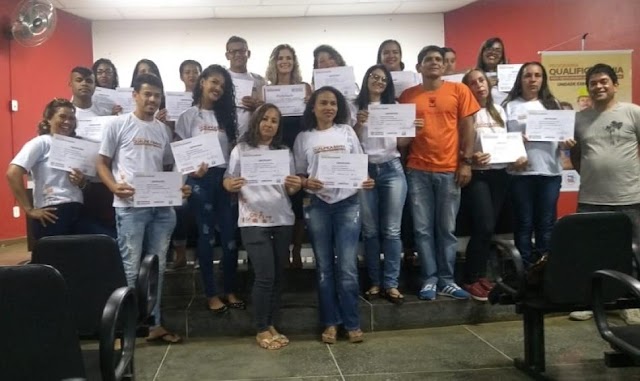 Programa Qualifica Bahia certifica 20 alunos em Irecê