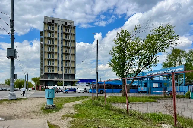 Левобережная улица, заброшенный недостроенный жилой комплекс «Янтарь apartments», автобусный парк «Ховрино» / площадка «Ховрино» филиала «Северо-Западный» «Мосгортранс» / 19-й автобусный парк