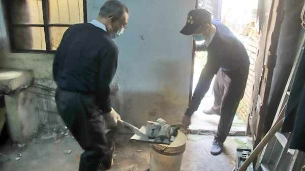 ▲慈濟志工協助彰化市東郊的一戶關懷戶修繕漏水老屋。（圖／慈濟志工提供）
