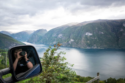 Okolice-Bergen-Norwegia-w-jeden-dzień-Punkt-widokowy-Stegastein-na-Aurlandsfjord-zdjęcia-z-samochodu