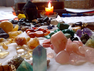 Limpieza de cristales en gemoterapia con incienso, reiki, el sol, la luna, con la tierra. Alcominer