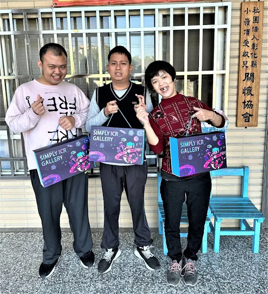 ▲彰化縣小嶺頂愛啟兒推出巧克杏仁餅乾捲禮盒，吃得到積極樂觀的正向能量。（中彰投分署提供）