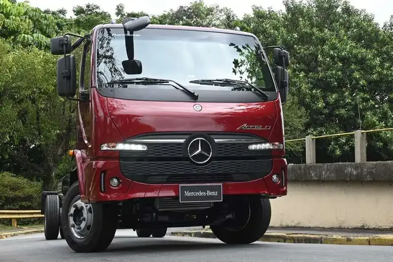 MB Accelo 1117 vermelho