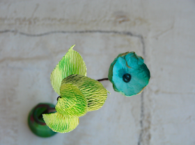 composizione fatta a mano per matrimonio green con fiori di carta 