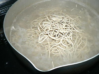 蕎麦を茹でる