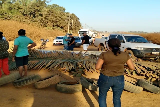 Comunidade fecha Estrada da Penal e cobra ação de Marcos Rocha