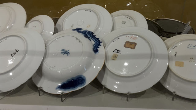 várias marcas em fundos de pratos de porcelana