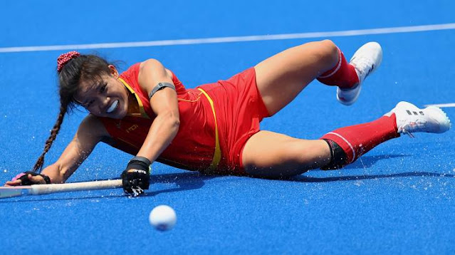 Jogadora chinesa caída durante uma partida dos Jogos Olímpicos de 2020