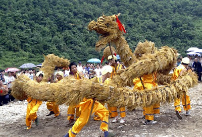 Dong ethnic straw-dragon performance