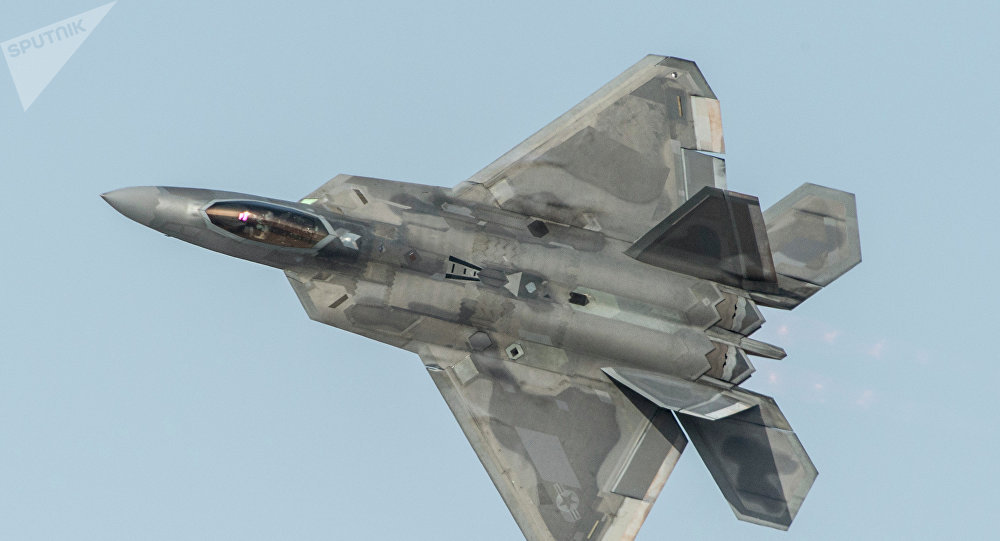 Δείτε σε βίντεο πως είναι να πετάς σε σχηματισμό με ένα F-22 Raptor