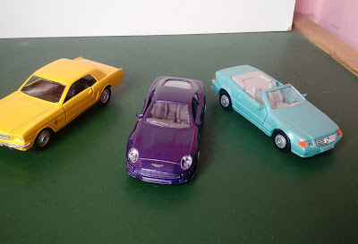 Miniatura de metal Maisto escala 1:39 / 1:40,  Mercedes Benz azul, Aston Martin roxo e For mustang amarelo R$ 15,00 cada