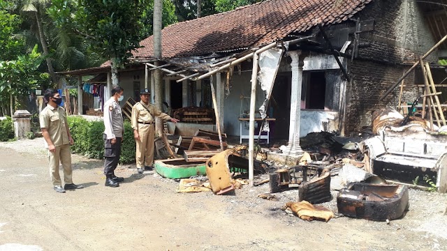 Korsleting Listrik Bengkel Pembuat Sofa Terbakar