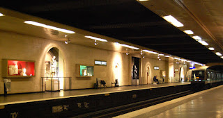 Estação do metrô do Museu do Louvre em Paris