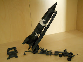 diorama de lanzamiento de misil de largo alcance V-2