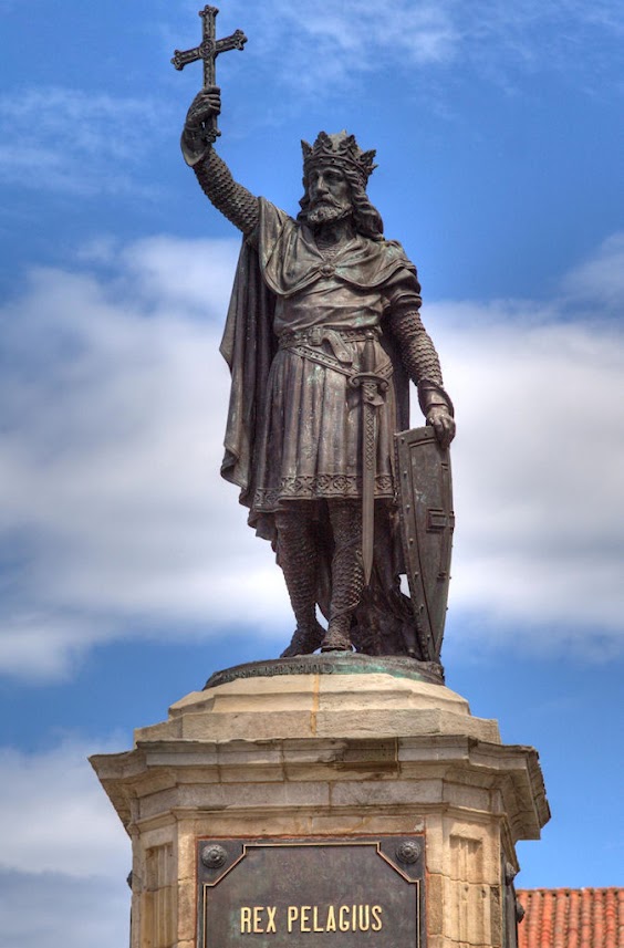 Estátua de Don Pelayo em Gijon, Espanha