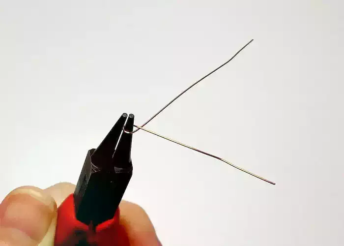飾りビーズのないメガネ留め step1