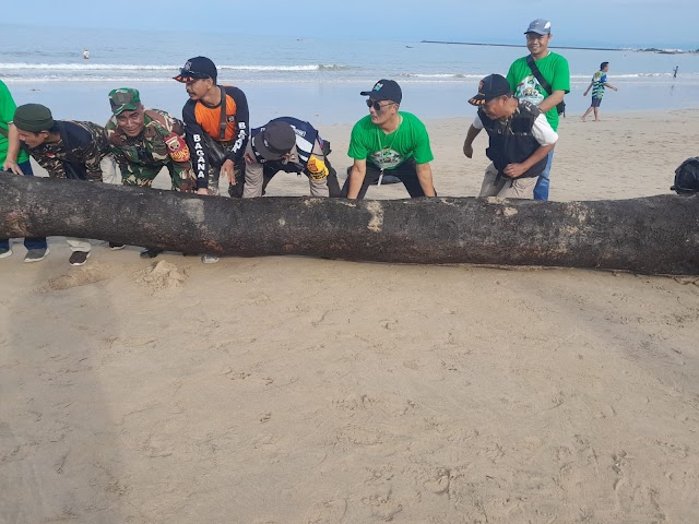 Bhabinkamtibmas Jimbaran Bersama Jamaah Mesjid Jami Baitul Mustaqin Lakukan Aksi Bersih Pantai