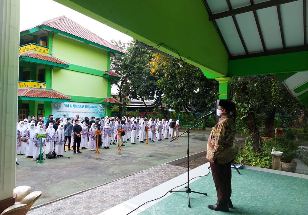 Flag ceremony in the inner courtyard