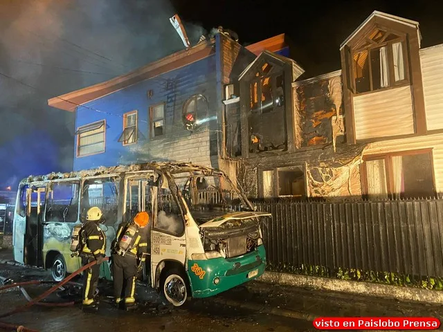 Incendio afecta microbús en inmuebles en Puerto Montt