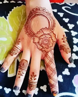 Flowers_with_line_net_henna_design