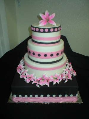 From Gateaux Wedding Cakes This lovely cake has a pink border around each 