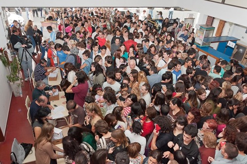 Entrada al cine donde los chicos recibian sus becas