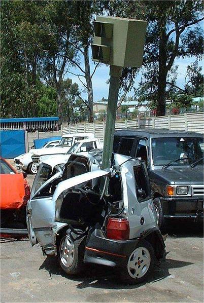 Um poste e um carro são mortalmente feridos em acidente grave