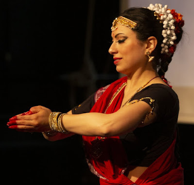 EX ASILO FILANGIERI NAPOLI nell'ambito di  NAPOLI BOLLYWOOD FESTIVAL 2019 direzione artistica: Veronica Aishanti presenta  DANZE CLASSICHE INDIANE BHARATA NATYAM e ODISSI Performance preceduta da Salangai Puja sabato 11 maggio 2019, dalle ore 19.30   Repertori:  BHARATA NATYAM Puspanjali (Tala Adi; Raga Nattai) Vinayaka Kavuthuvam  (Tala Adi, Raga Nata) Varavina Gita (Tala Rupakam; Raga Mohanam) Gajananam Slokam Coreografia: Smt Guru Yamini Krishnamurthy Interpreti: Veronica Aishanti; Francesca Jesi Docente: Marialuisa Sales  ODISSI Saveri Pallavi (Raga Saveri, Tala Ekotali, Tripota, Khemta)   Coreografia: Guru Kelucharan Mohapatra Interprete: Marialuisa Sales  L'ASILO Vico Maffei 4, Napoli L'evento inizierà con una breve conferenza visiva a cura di Veronica Aishanti e Clarissa Ladogana che illustrerà le caratteristiche e le differenze tra il cinema Hindi e il cinema Tamil (cenni storici, gli attori, i coreografi).  Saranno presenti ospiti d'eccezione direttamente dall'India e  stands (bazar di abiti indiani, mehendi tatoo artist, bar bio, agenzie di viaggio per l'India, ristorante indiano)Odissi Napoli Bharata Natyam Marialuisa Sales