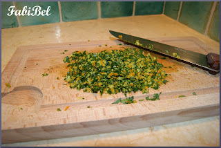 Finely chop the two zests with garlic an parsley