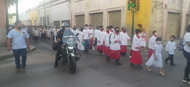 Exhortan a los automovilistas a tener paciencia y transitar con precaución ante procesiones y antorchistas