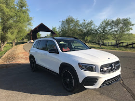 Front 3/4 view of 2020 Mercedes-Benz GLB 250 4MATIC