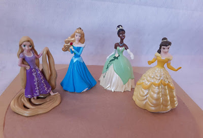 Miniatura de vinil estática de princesas da Disney: Rapunzel do desenho Enrolados-   9cm, Aurora de vestido azul do desenho A Bela adormecida 9cm  , (vendidaTiana do desenho a princesa e o sapo - 10cm)  e Bela do desenho a Bela e a Fera 9,5cm  R$ 20,00