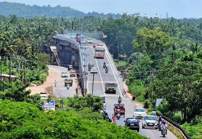 താവം മേൽപ്പാലത്തിൽ റീത്തുവച്ച് പ്രതിഷേധം