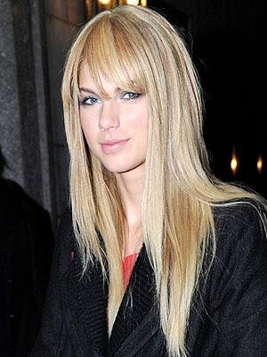 taylor swift new bangs. Taylor Swift Straight Hair New Look PHOTOS