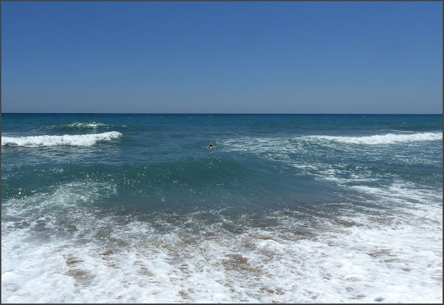 COMARRUGA-PLAYA-MAR-COMA-RUGA-NADADOR-SOLITARIO-BANDERA ROJA-PLAYAS-FOTOS-PINTOR-ERNEST DESCALS