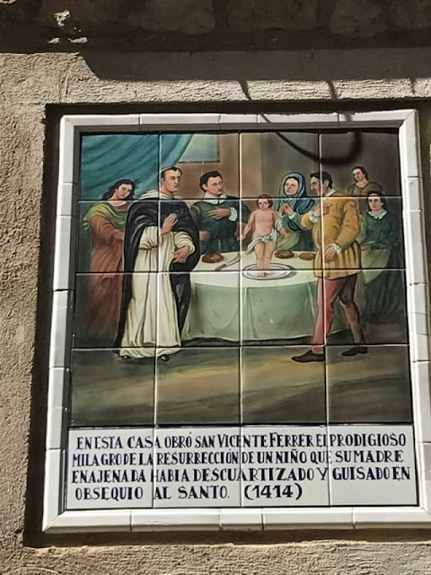 En esta casa obró San Vicente Ferrer el prodigioso milagro de la resurrección de un niño que su madre enajenada había descuartizado y guisado en obsequio al santo (1414).