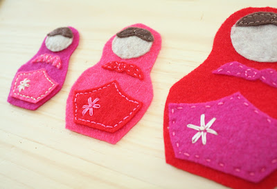 Felt Nesting Doll Ornaments | Sweet and easy. Use as Christmas tree ornaments, gift tags on packages, or as adorable dolls for your little ones to play with.