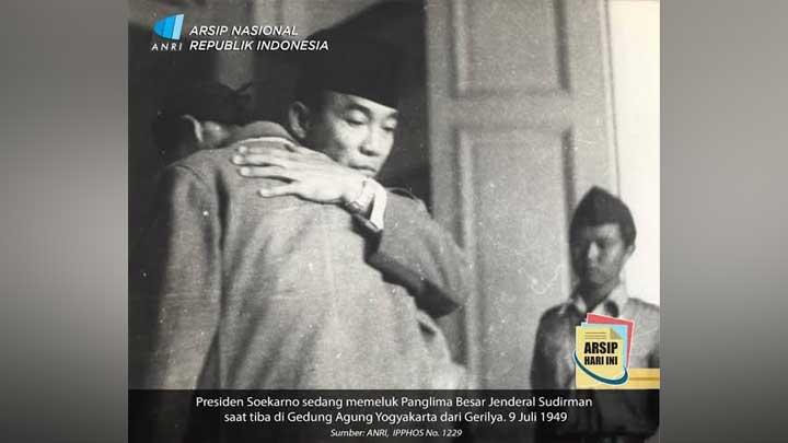 Ada Kemarahan di Balik Foto Pelukan Presiden Soekarno dan Jenderal Soedirman