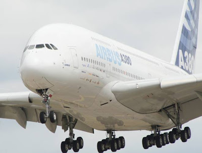 WORLD'S BIGGEST PLANE...............AIRBUS Airbus A380...........555 Passenger s 