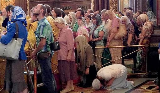 Χιλιάδες πιστοί στη Μόσχα υποδέχθηκαν τον σταυρό του Αγ. Ανδρέα 