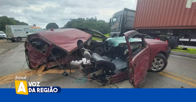 Carro se parte ao meio após colidir com outro veículo na rodovia no interior de SP.