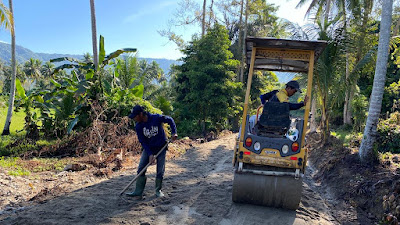 Satgas TMMD 118 dan Warga Tinjau Pemadatan Peningkatan Jalan