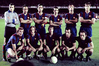 F. C. BARCELONA - Barcelona, España - Temporada 1974-75 - Mora, Rifé, Torres, De la Cruz, Costas y Migueli; Rexach, Neeskens, Cruyff, Juan Carlos y Clares - BARCELONA 3 (Rexach 3) FEYENOORD 0 - 05/11/1974 - Copa de Europa, 2ª eliminatoria, partido de vuelta - Barcelona, Nou Camp - Se clasifica el Barcelona, que había empatado a 0 en la ida.-