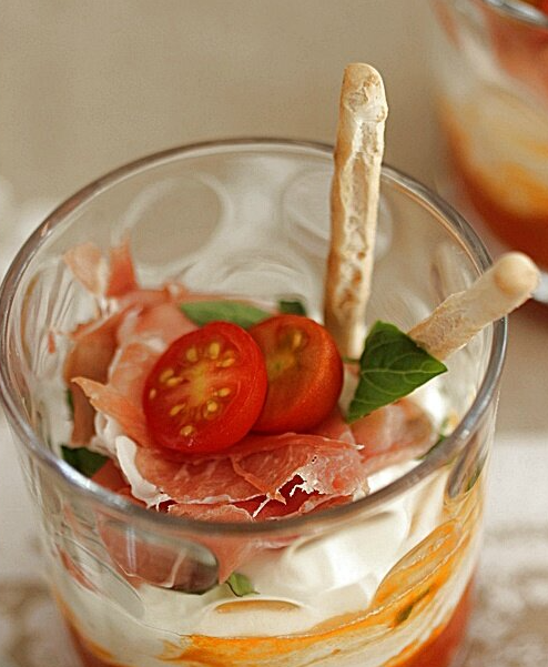 Compotée de tomates, mousse de fromage frais, basilic et chiffonnade de jambon de Bayonne