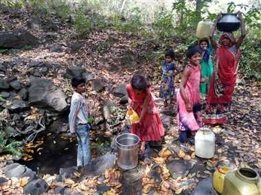 गड्ढे नाली का पानी पीने को मजबूर आदिवासी परिवार,मूलभूत सुविधाएं उपलब्ध कराने की मांग